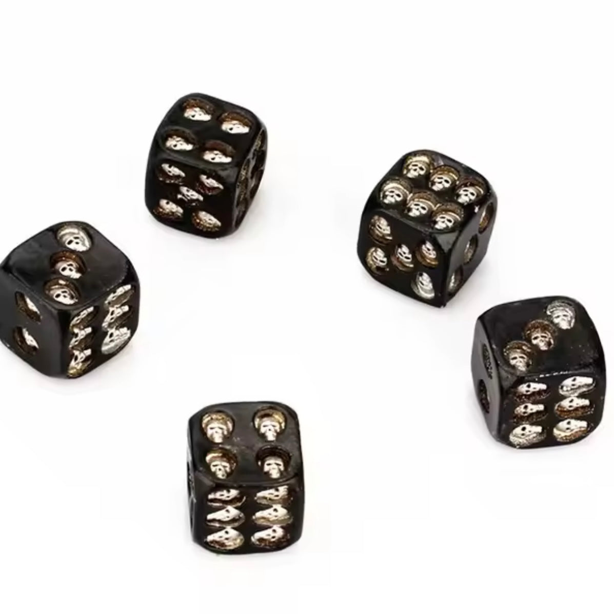 Skull Dice – Sorte Resinterninger med Sølvhodeskaller (5-pakning)